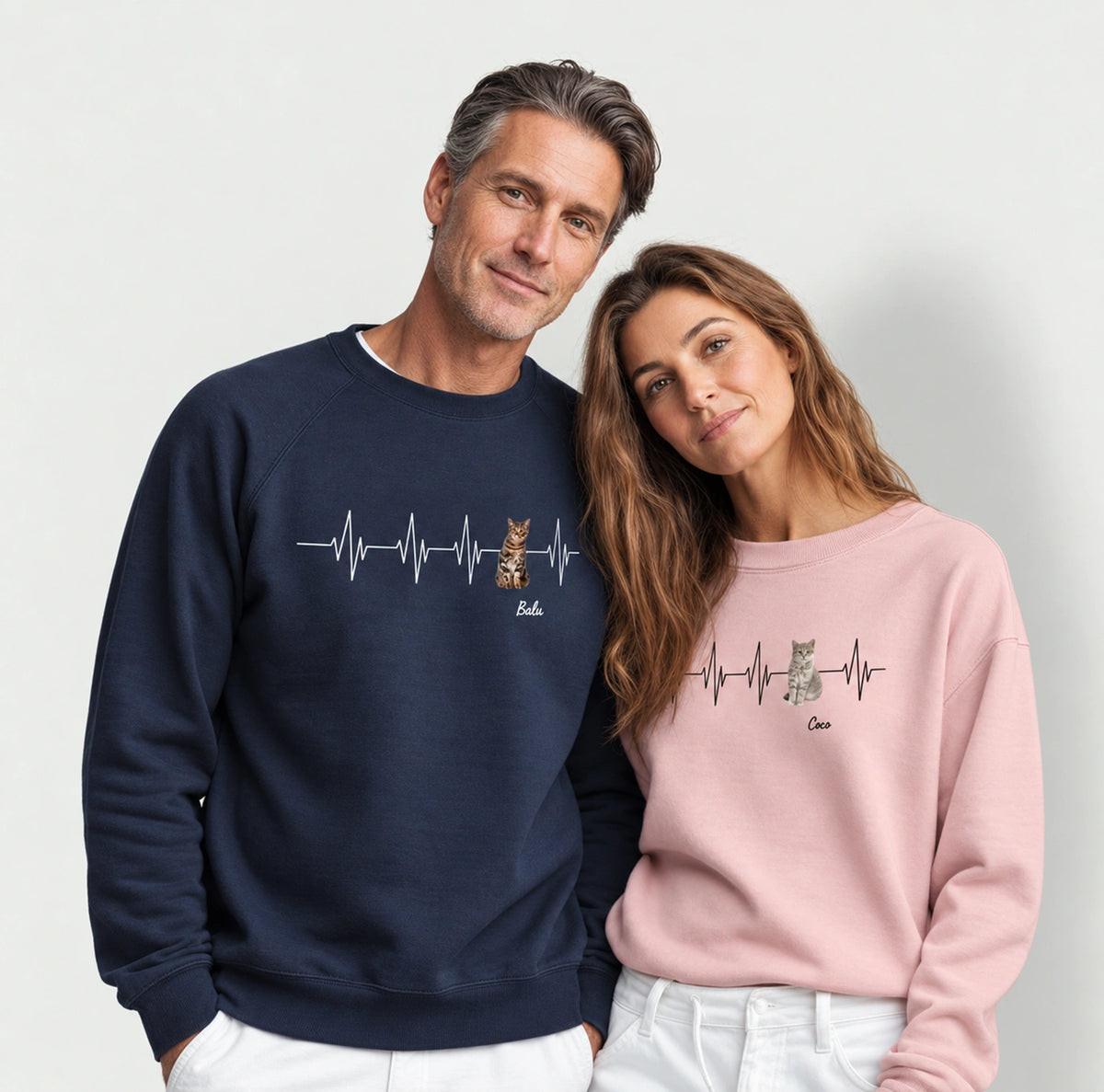 Personalisierter Sweater „Herzschlag Katzenfoto“ als Geschenk für Katzenfreunde: Herzschlaglinie mit Katzenfoto und Namen auf der Brust – hey balu