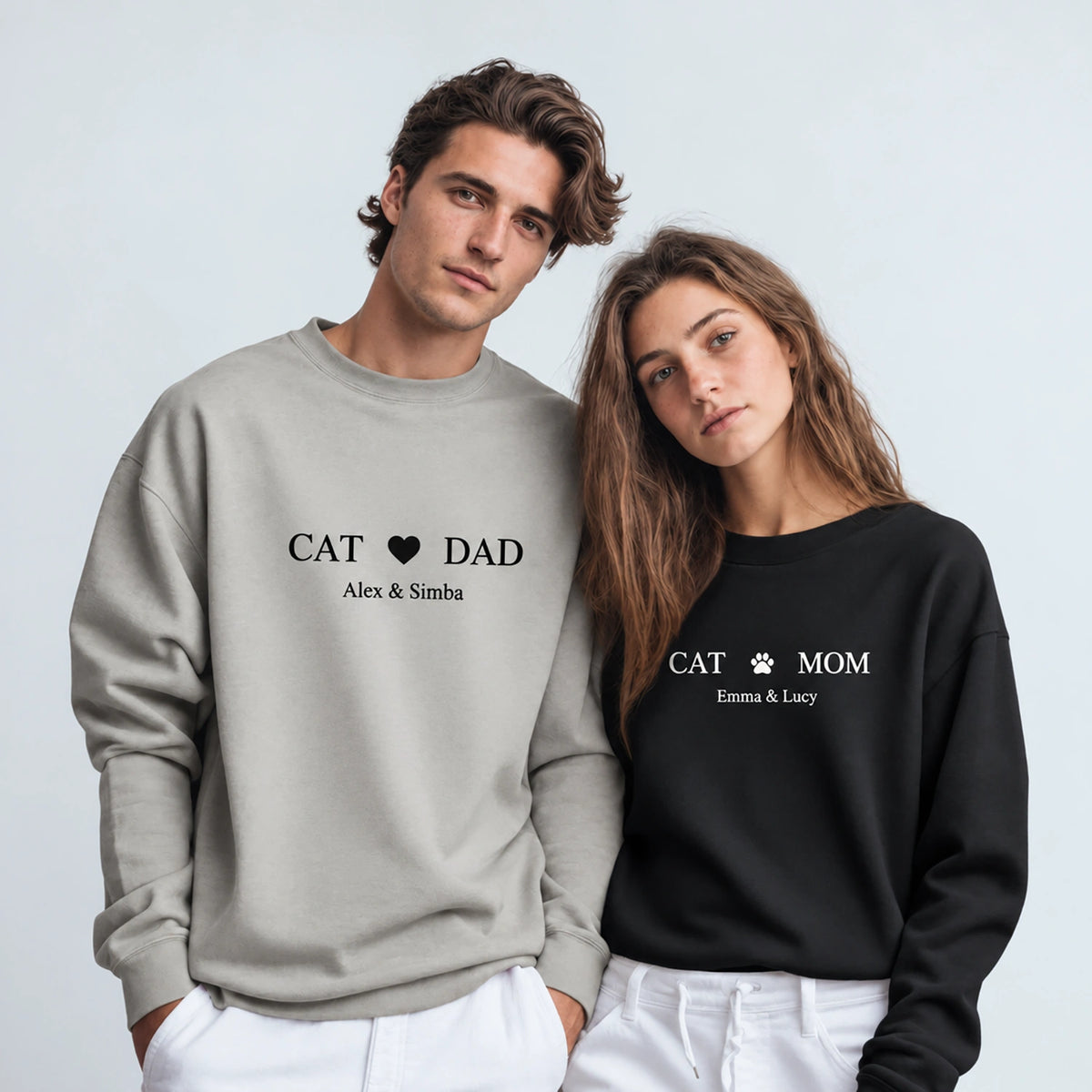 Personalisierter Sweater mit Motiv „Cat Mom“ als Geschenk für Katzenmamas: Schriftzug CAT MOM mit Pfote und Namen – hey balu