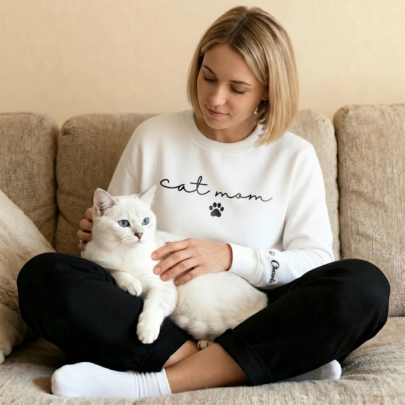 Personalisierter Sweater “Cat Mom” mit Ärmeldruck