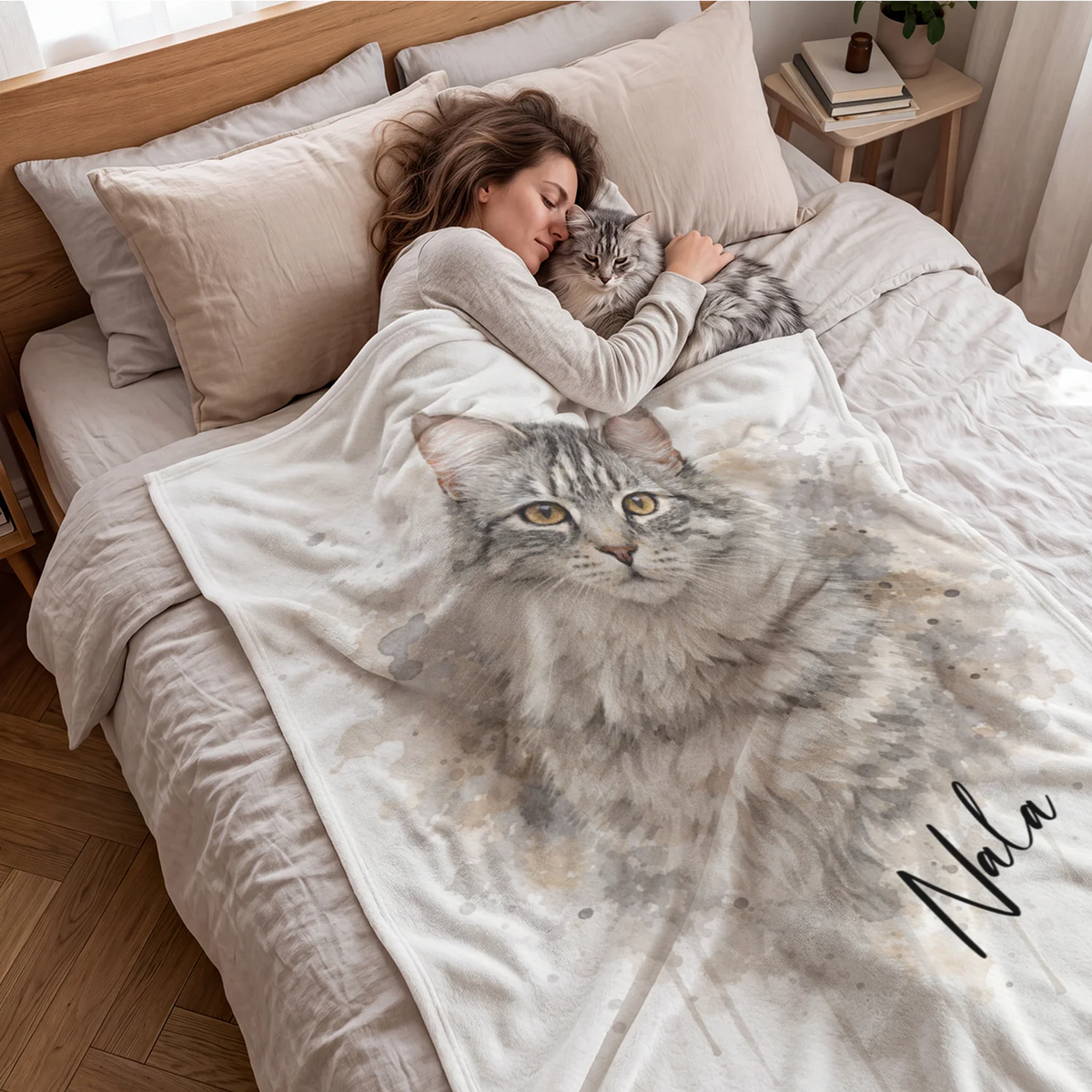Frau kuschelt im Bett mit ihrer Katze unter der Wasserfarbe-Katzendecke