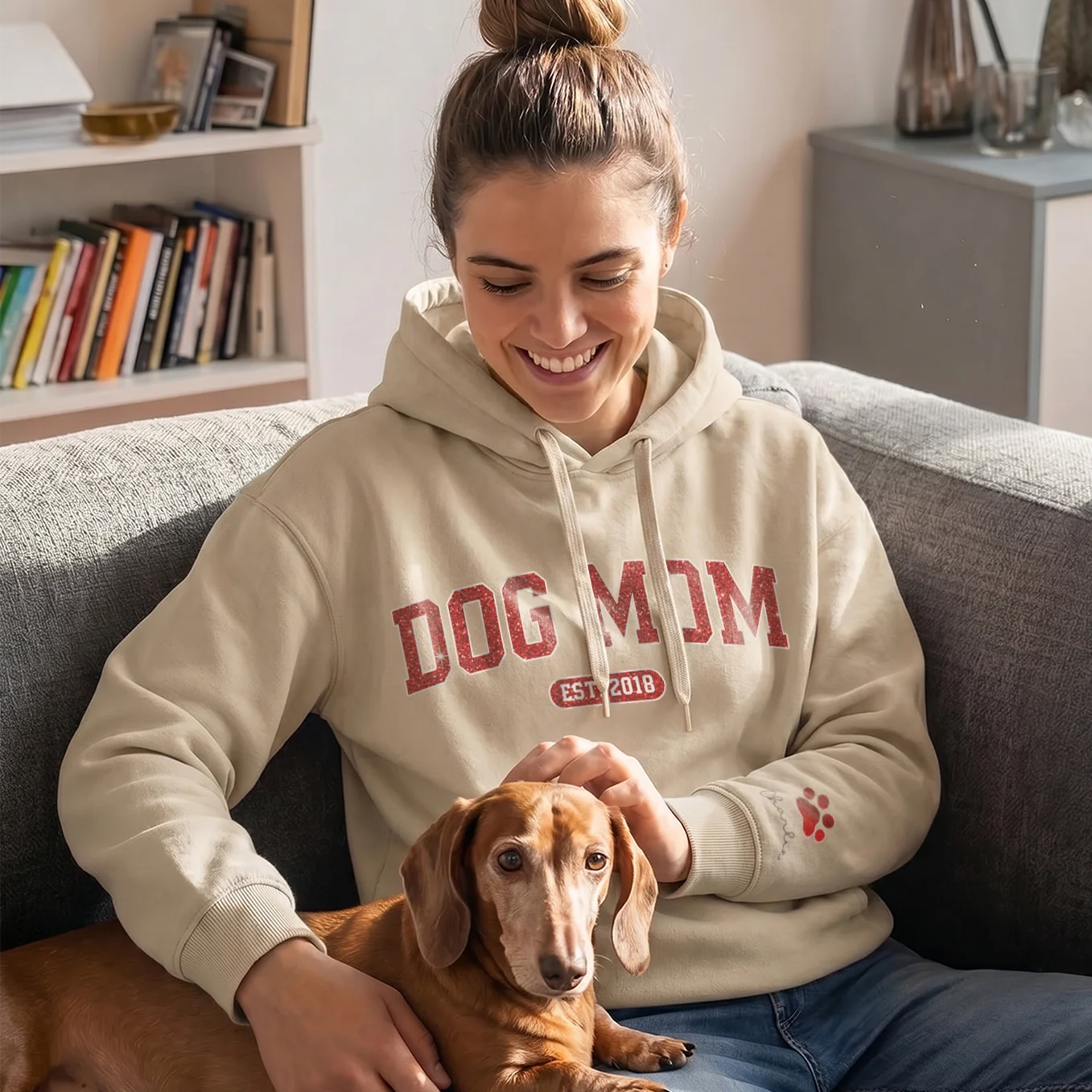 Personalisierter Hoodie "Dog Mom Jahr" mit Ärmeldruck
