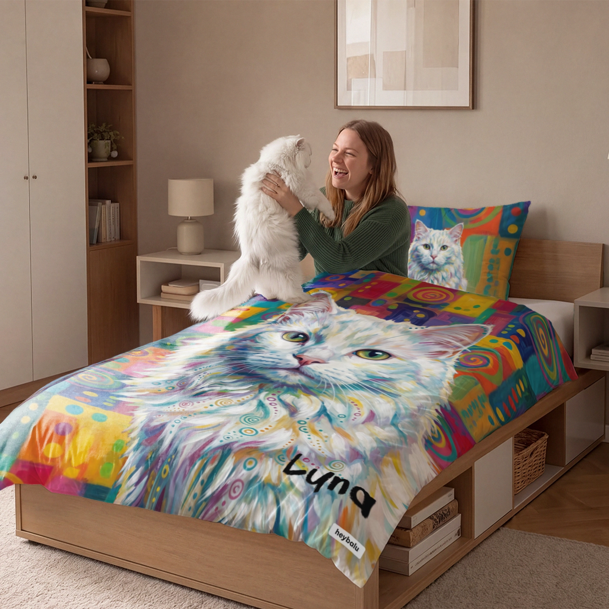 Frau kuschelt mit weißer Katze am Bett mit der Graffiti-Katze-Bettwäsche