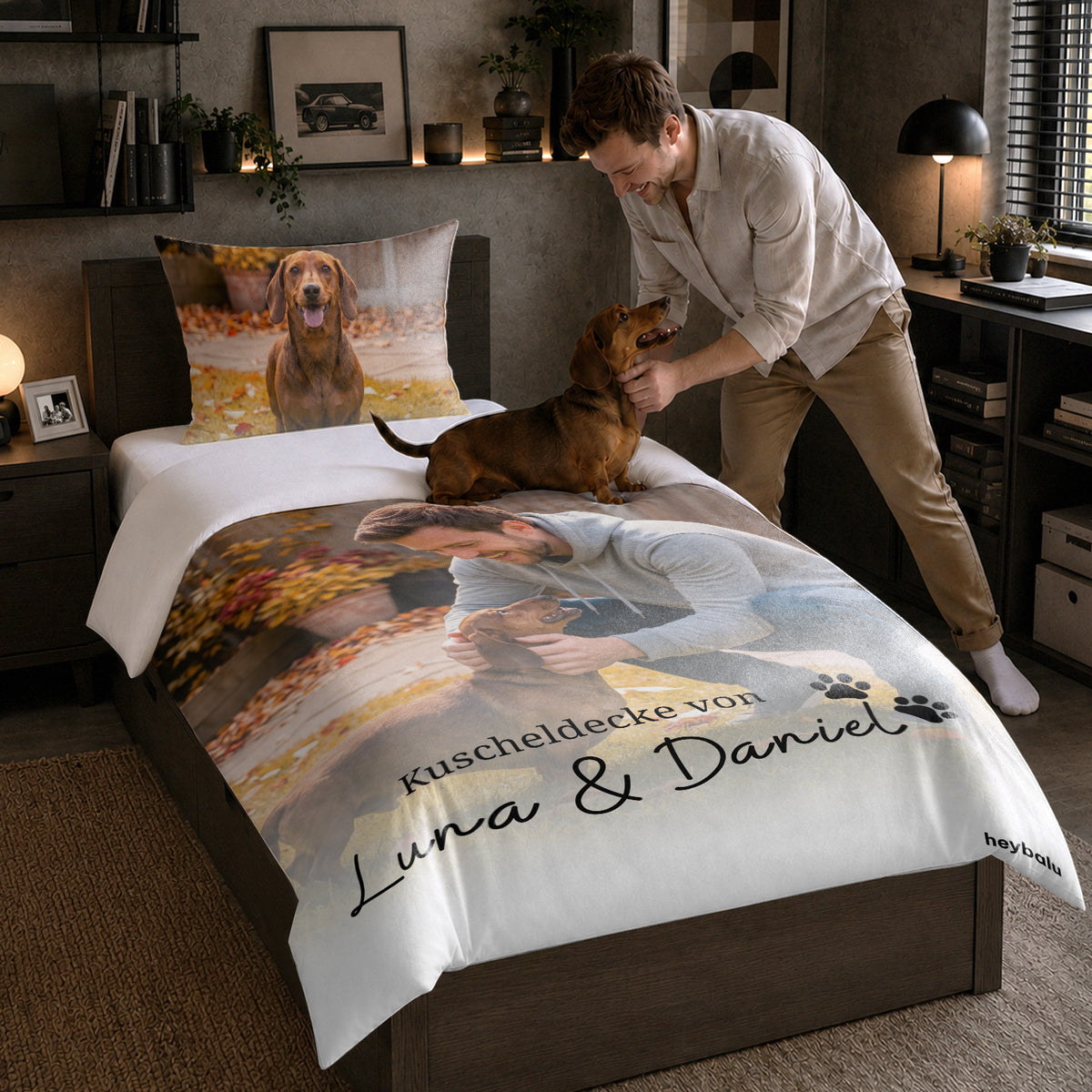 Mann mit Dackel auf dem Bett mit Fotobettwäsche und Text Luna & Daniel