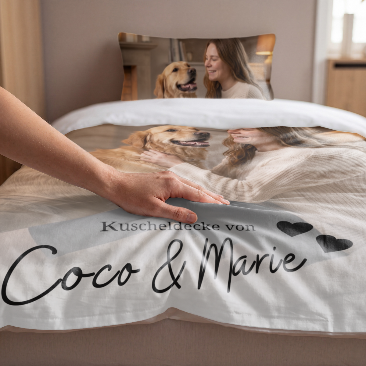Hand streicht über Fotobettwäsche mit Golden Retriever und individuellem Text