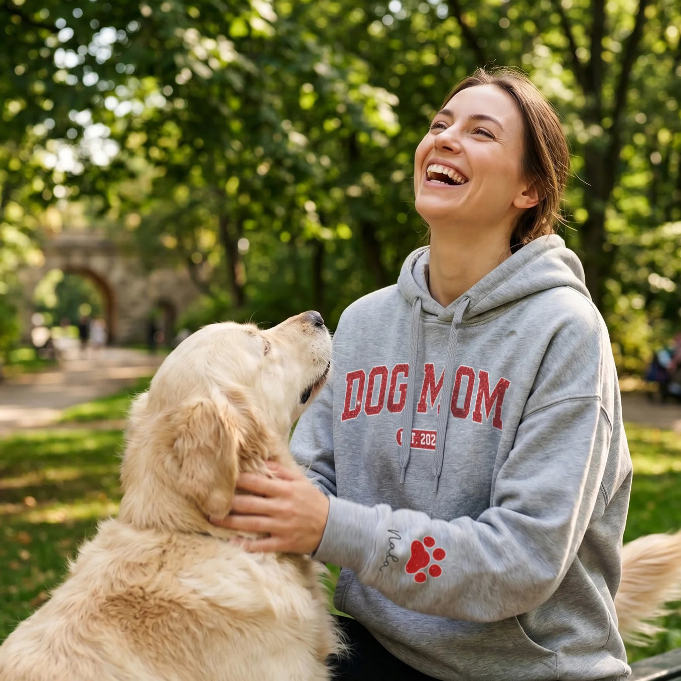 Personalisierter Hoodie "Dog Mom Jahr" mit Ärmeldruck