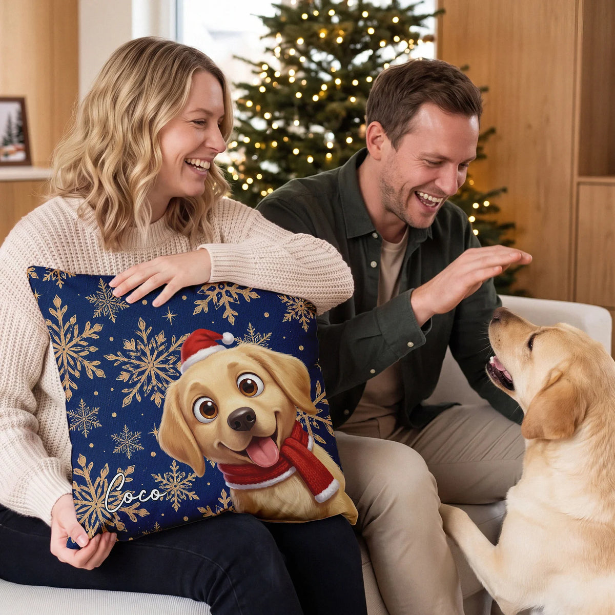 Paar zeigt Golden Retriever das blaue Weihnachtshund-Kissen mit seinem Porträt