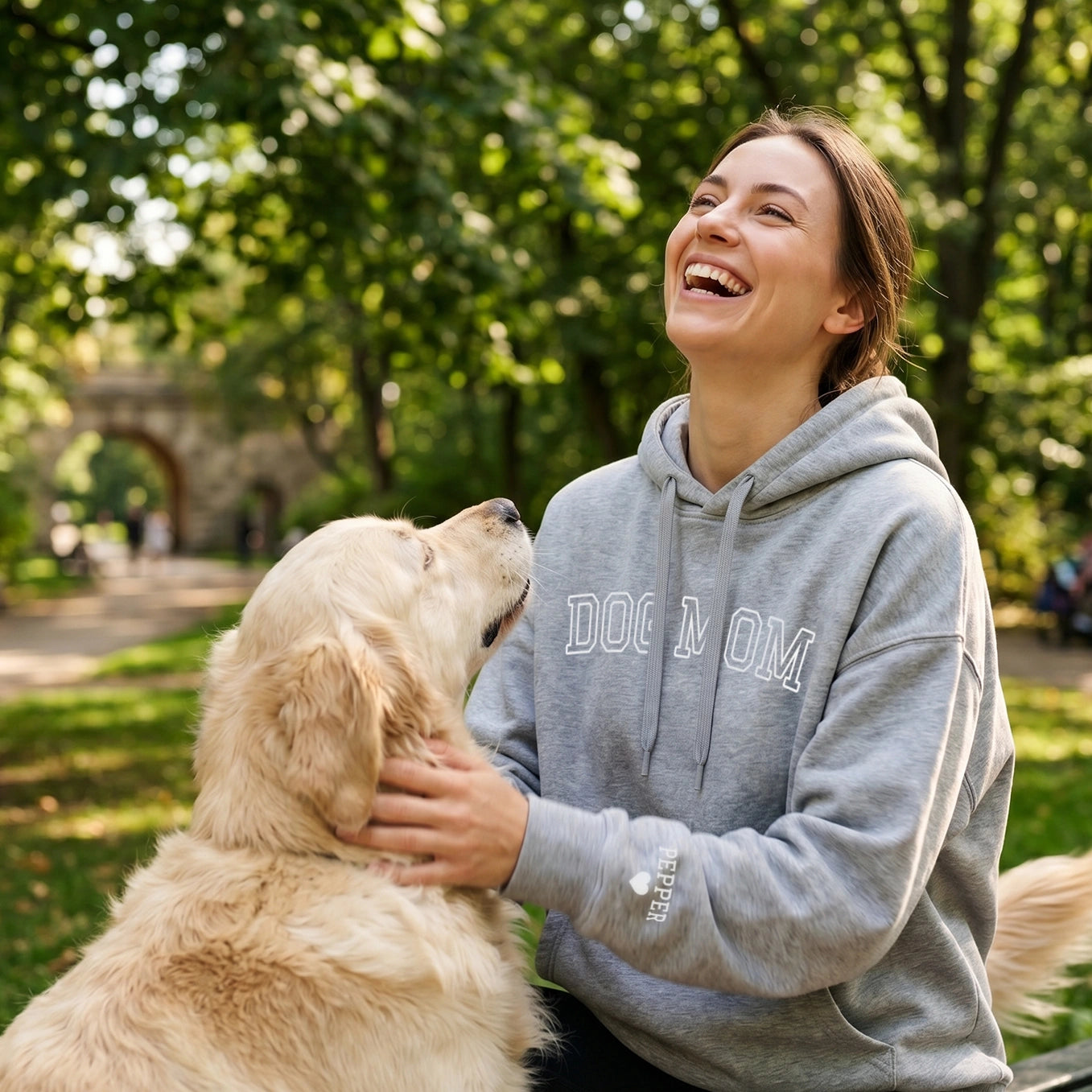 Personalisierter Hoodie "Dog Mom" mit Ärmeldruck