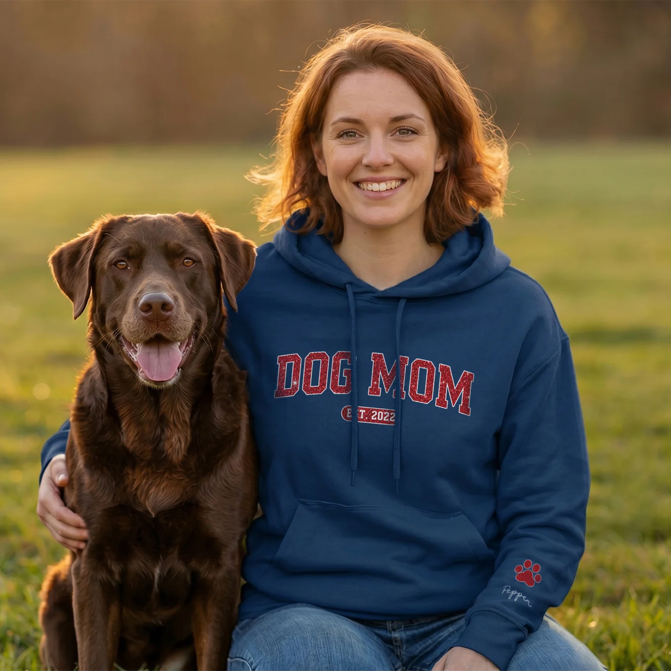 Personalisierter Hoodie "Dog Mom Jahr" mit Ärmeldruck