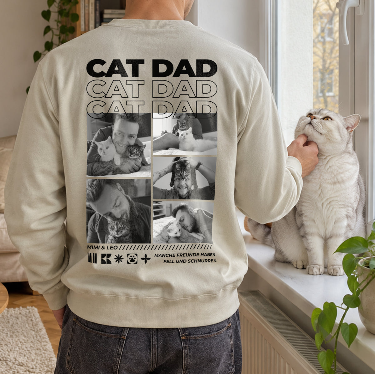 Mann streichelt weiße Katze im beigen Cat-Dad-Sweater mit Fotocollage von hinten