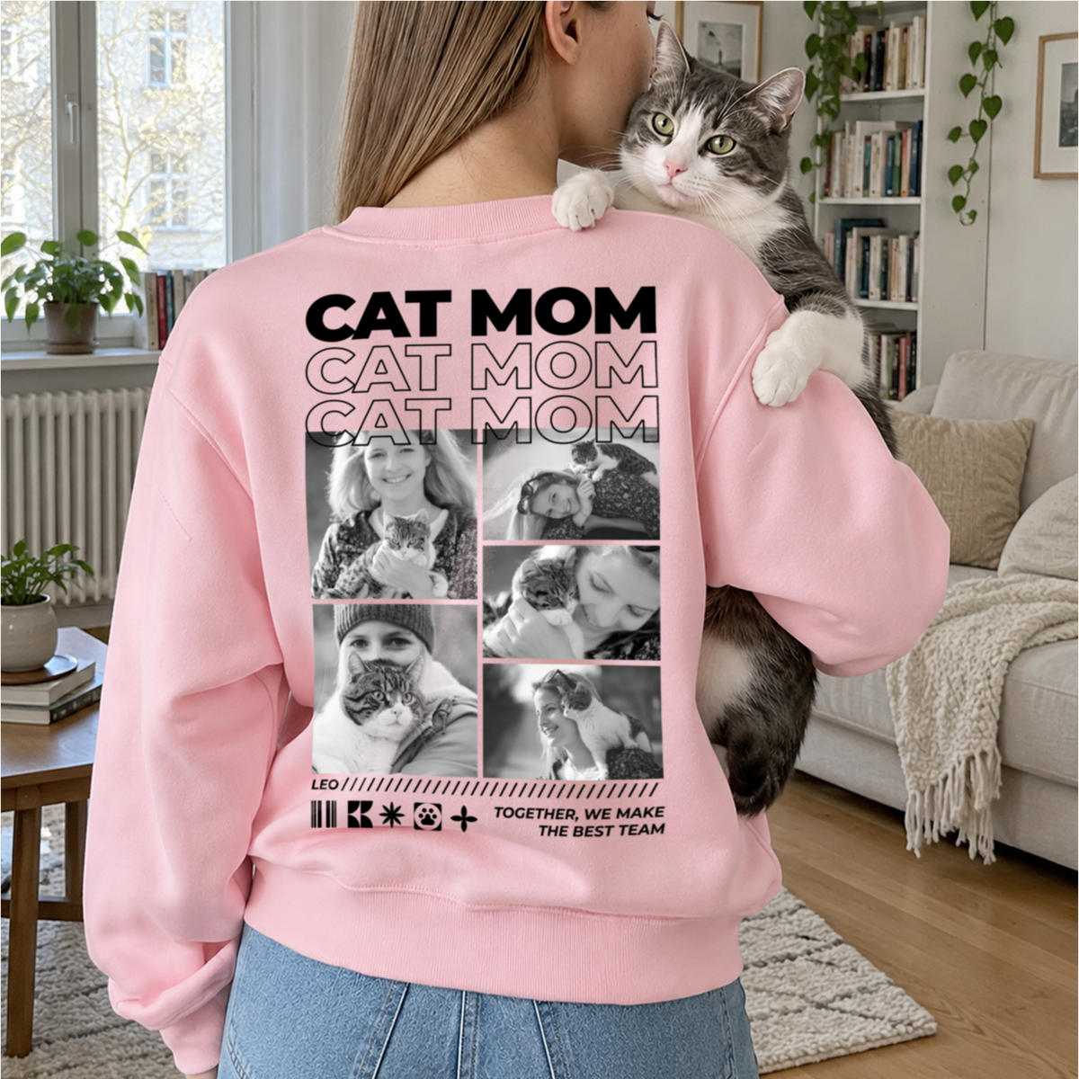 Frau mit Katze auf der Schulter im rosa Cat-Mom-Sweater mit Fotocollage