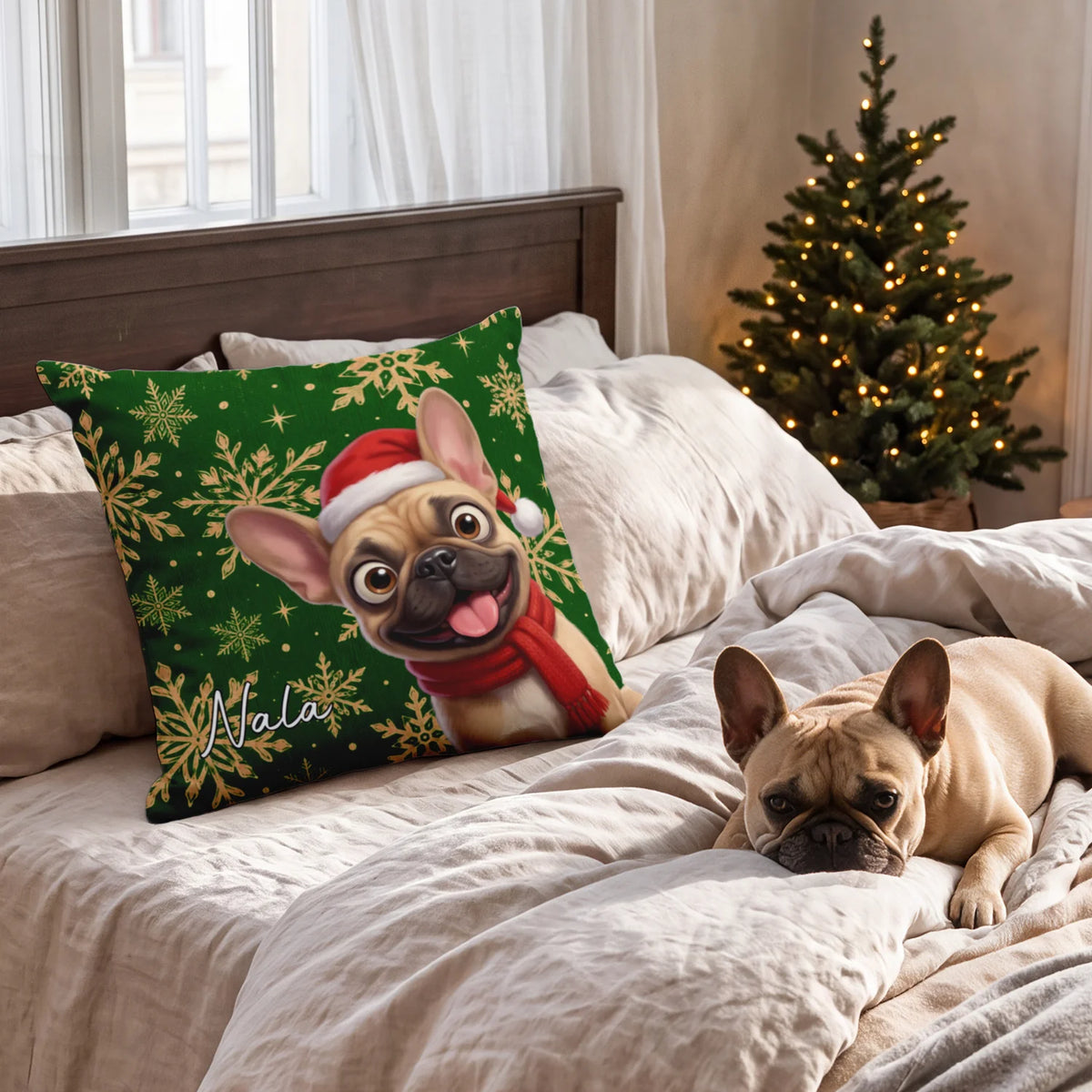 Französische Bulldogge liegt im Bett neben dem grünen Weihnachtshund-Kissen