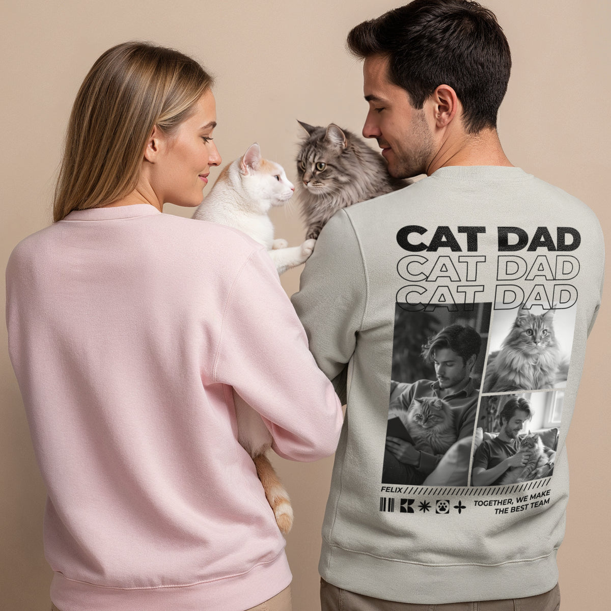 Paar mit zwei Katzen, er im grauen Cat-Dad-Sweater mit Fotocollage und Namen