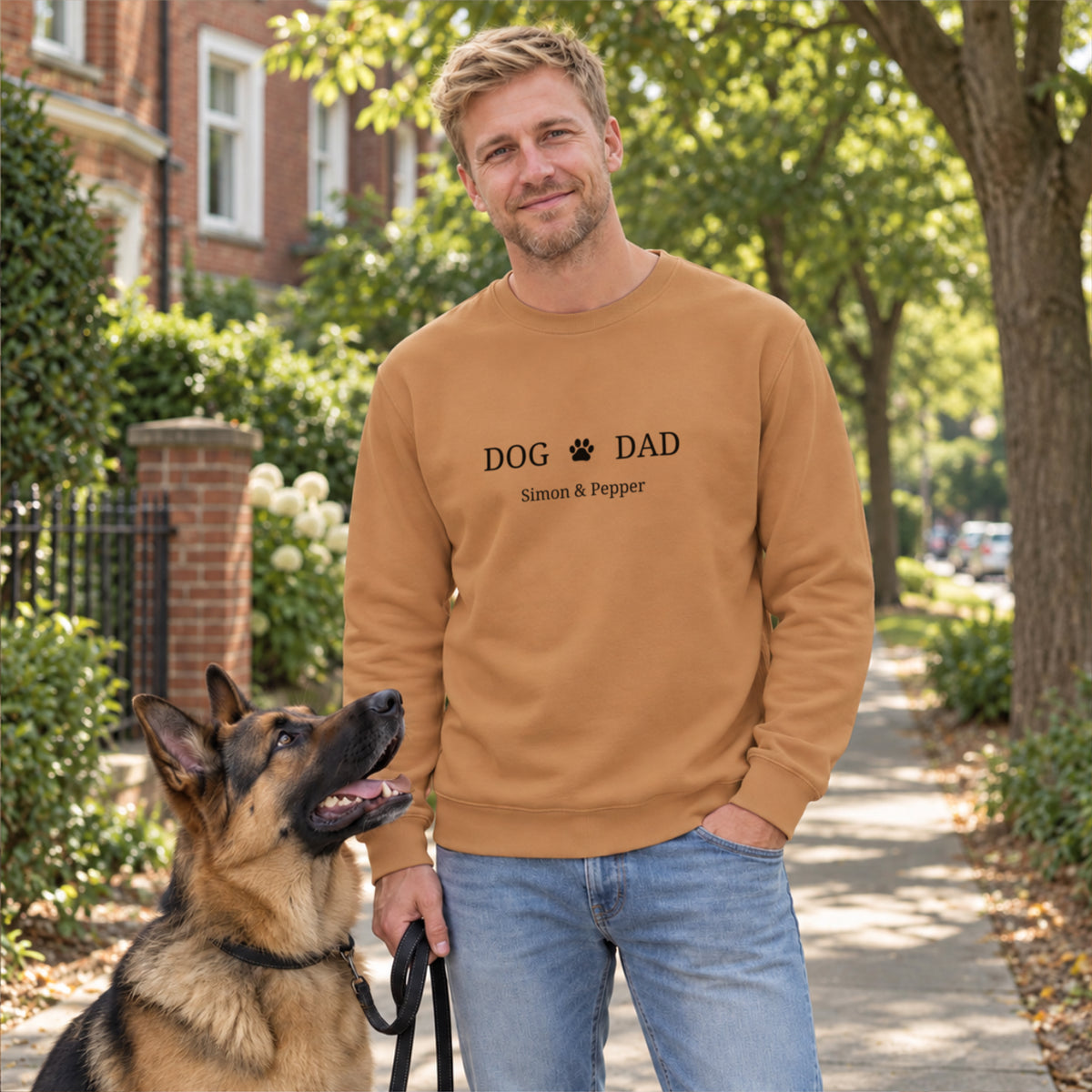 Mann mit Schäferhund im camelfarbenen Dog-Dad-Sweater mit Pfote und Namen