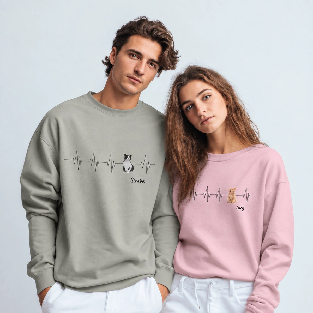 Paar im grauen und rosa Herzschlag-Katzenfoto-Sweater mit Katzenfotos und Namen