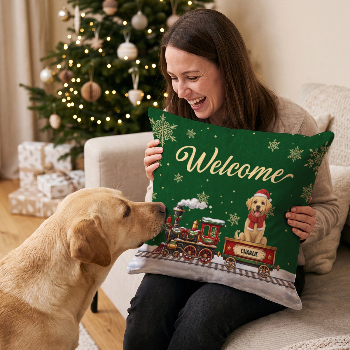 Frau mit grünem Welcome-Kissen mit Hund im Weihnachtszug, Labrador schnuppert