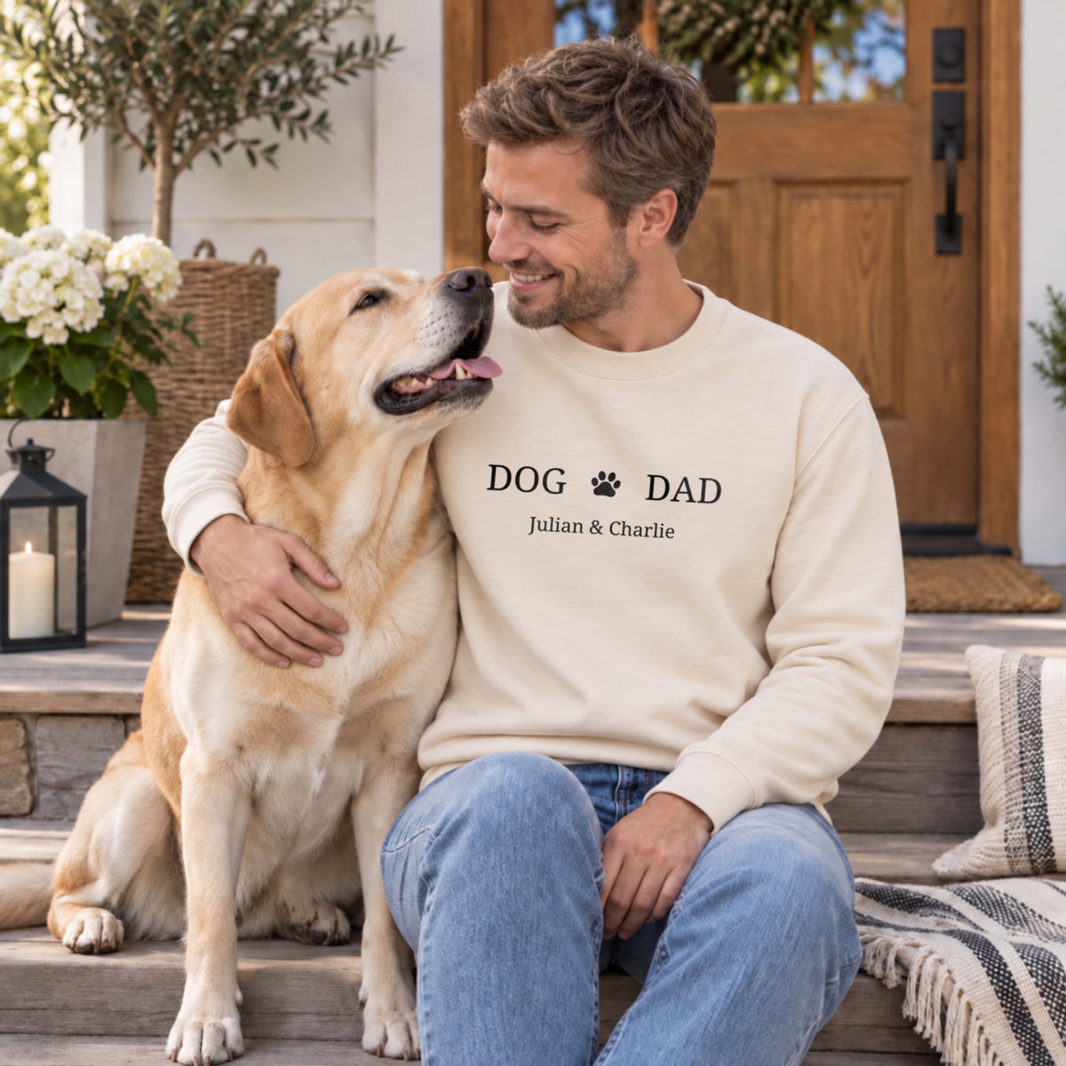 Mann mit Golden Retriever im beigen Dog-Dad-Sweater mit Namen