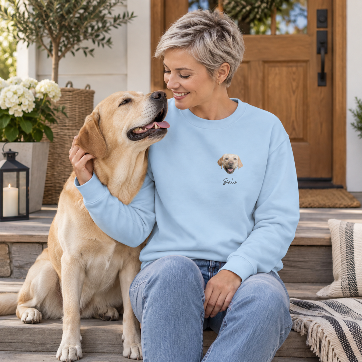 Frau kuschelt mit Labrador, hellblauer Haustier-Foto-Sweater mit Hundeporträt