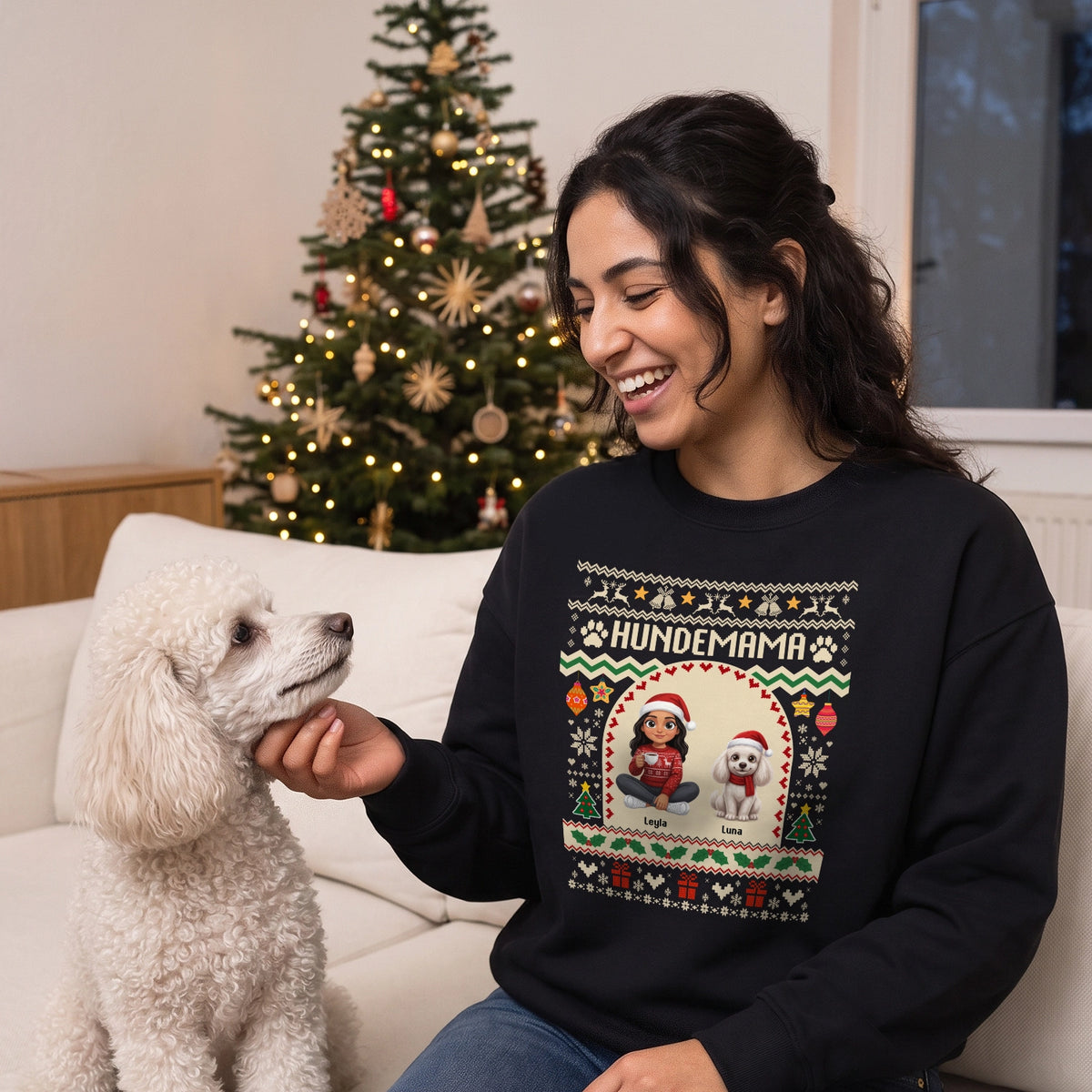 Frau im schwarzen Weihnachtspullover mit Schriftzug Hundemama und Cartoon von sich und ihrem Pudel