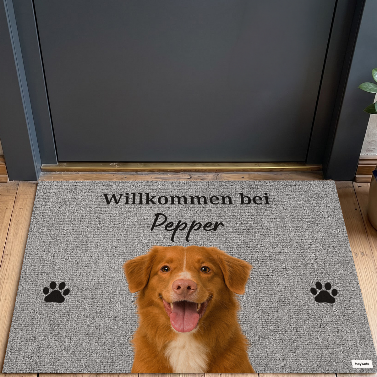 Graue Fußmatte Willkommen bei Pepper mit Foto eines Tollers und Pfotenabdrücken
