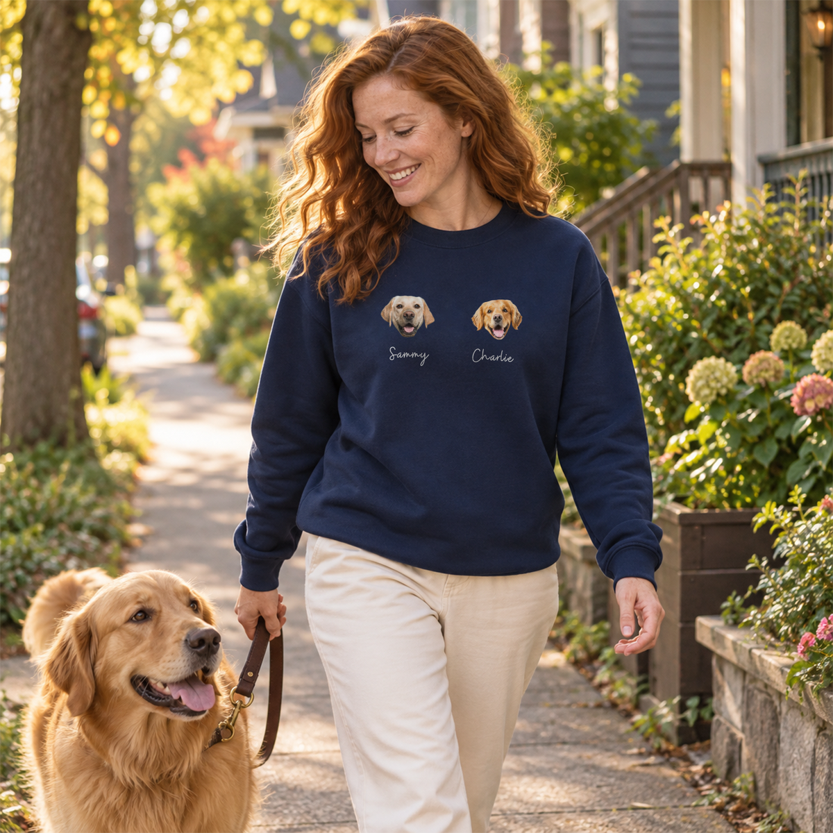 Frau geht mit Golden Retriever spazieren, marineblauer Haustier-Foto-Sweater mit zwei Hundeporträts