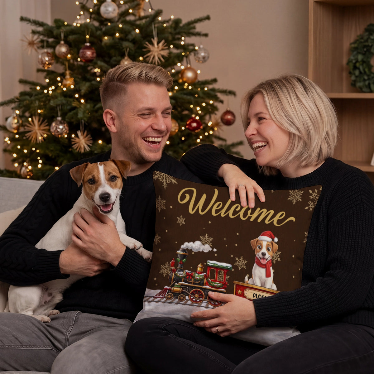 Paar mit Jack Russell und braunem Welcome-Kissen mit Weihnachtszug
