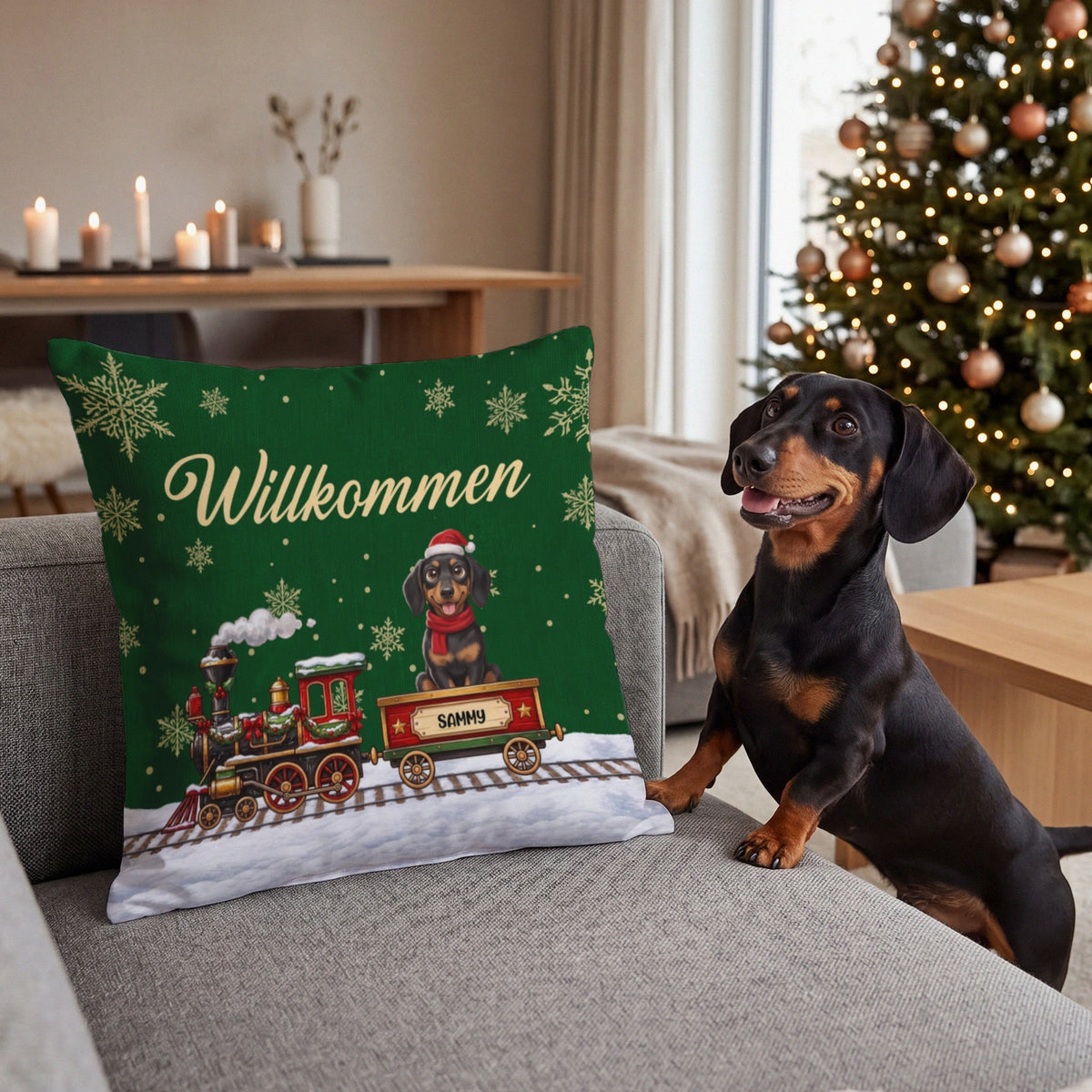Grünes Willkommen-Kissen mit Dackel im Weihnachtszug auf dem Sofa
