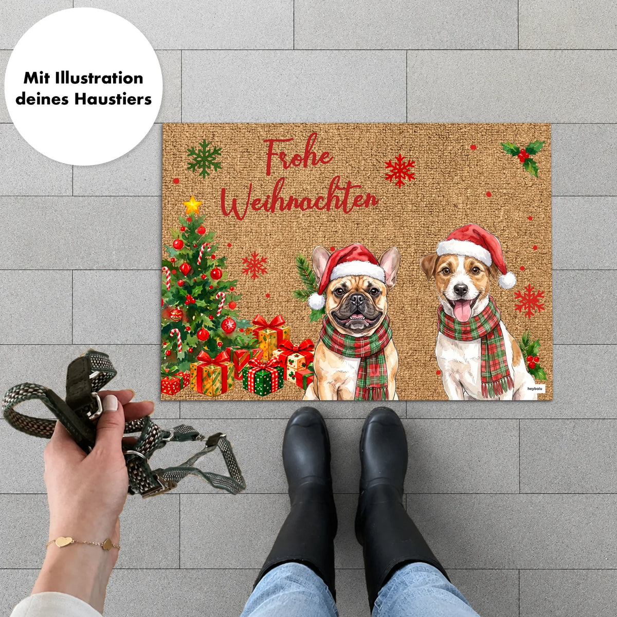 Fußmatte in Kokos-Optik mit Französischer Bulldogge und Jack Russell als Illustration, daneben Frau mit Hundeleine