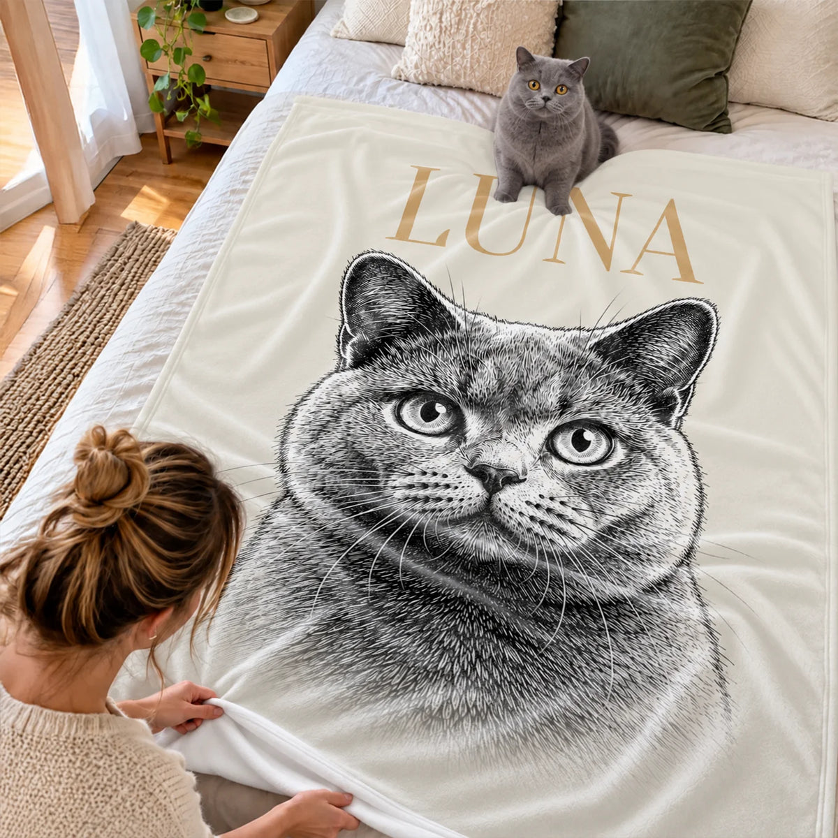 Graue Katze sitzt auf der Retro-Katze-Decke mit Porträt auf dem Bett