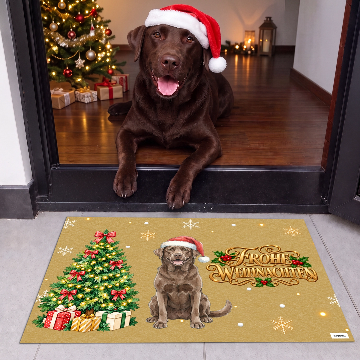 Brauner Labrador mit Weihnachtsmütze liegt hinter der goldenen Weihnachts-Fußmatte