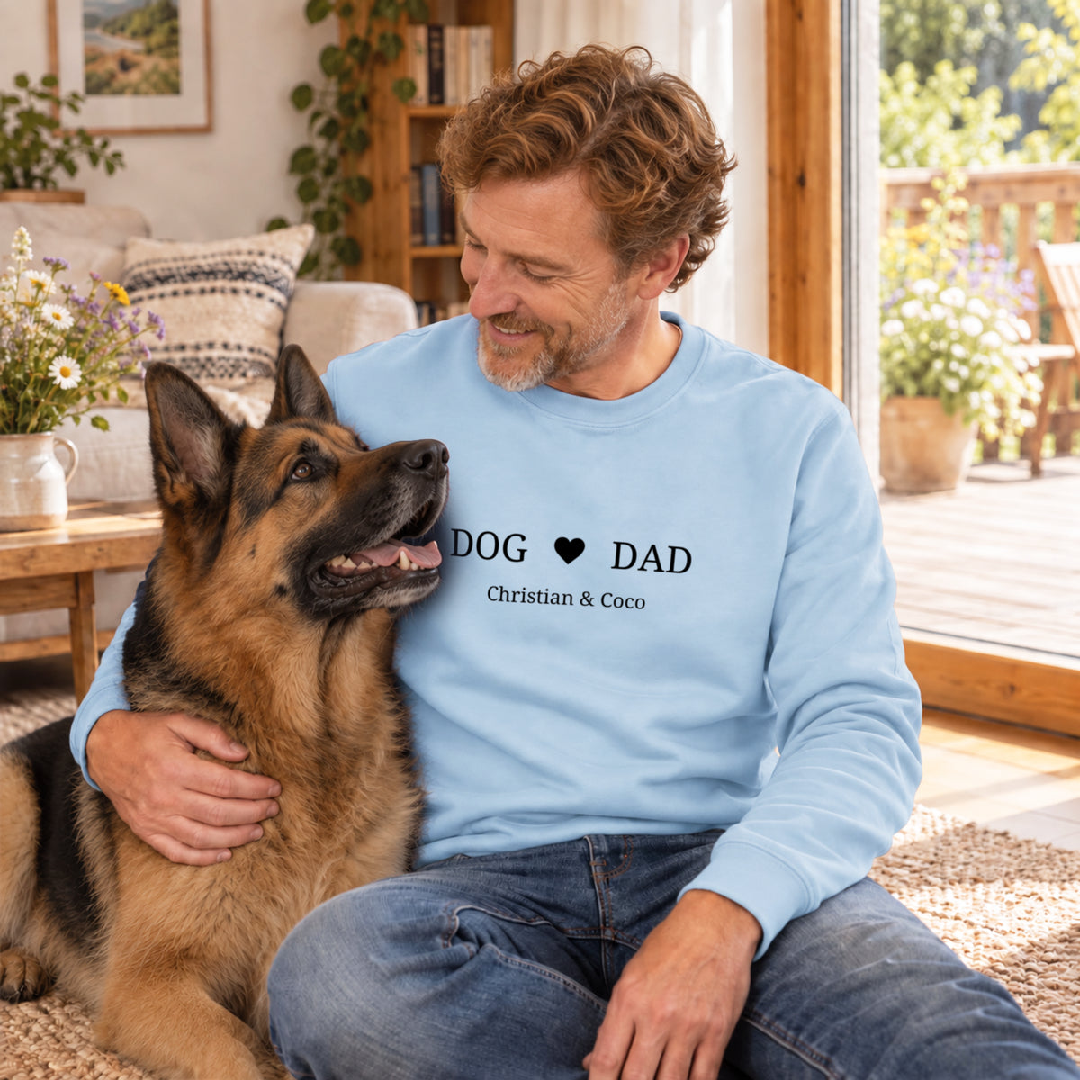 Mann mit Schäferhund im hellblauen Dog-Dad-Sweater mit Herz-Motiv und Namen