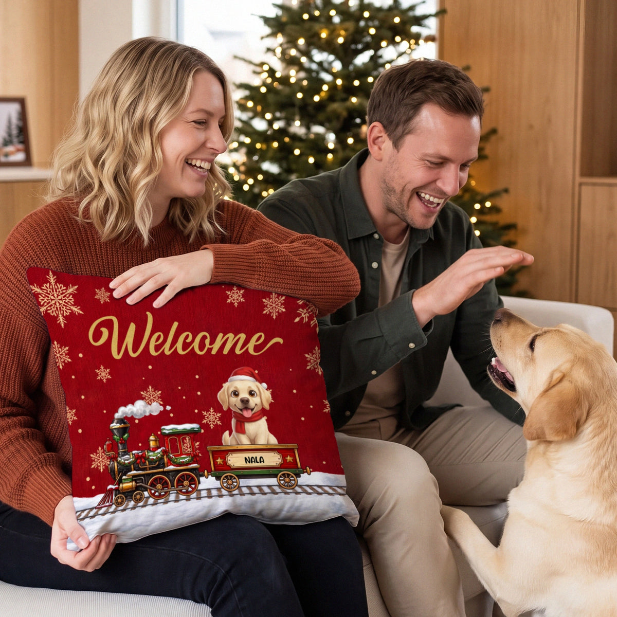 Paar mit rotem Welcome-Weihnachtszug-Kissen und Golden Retriever