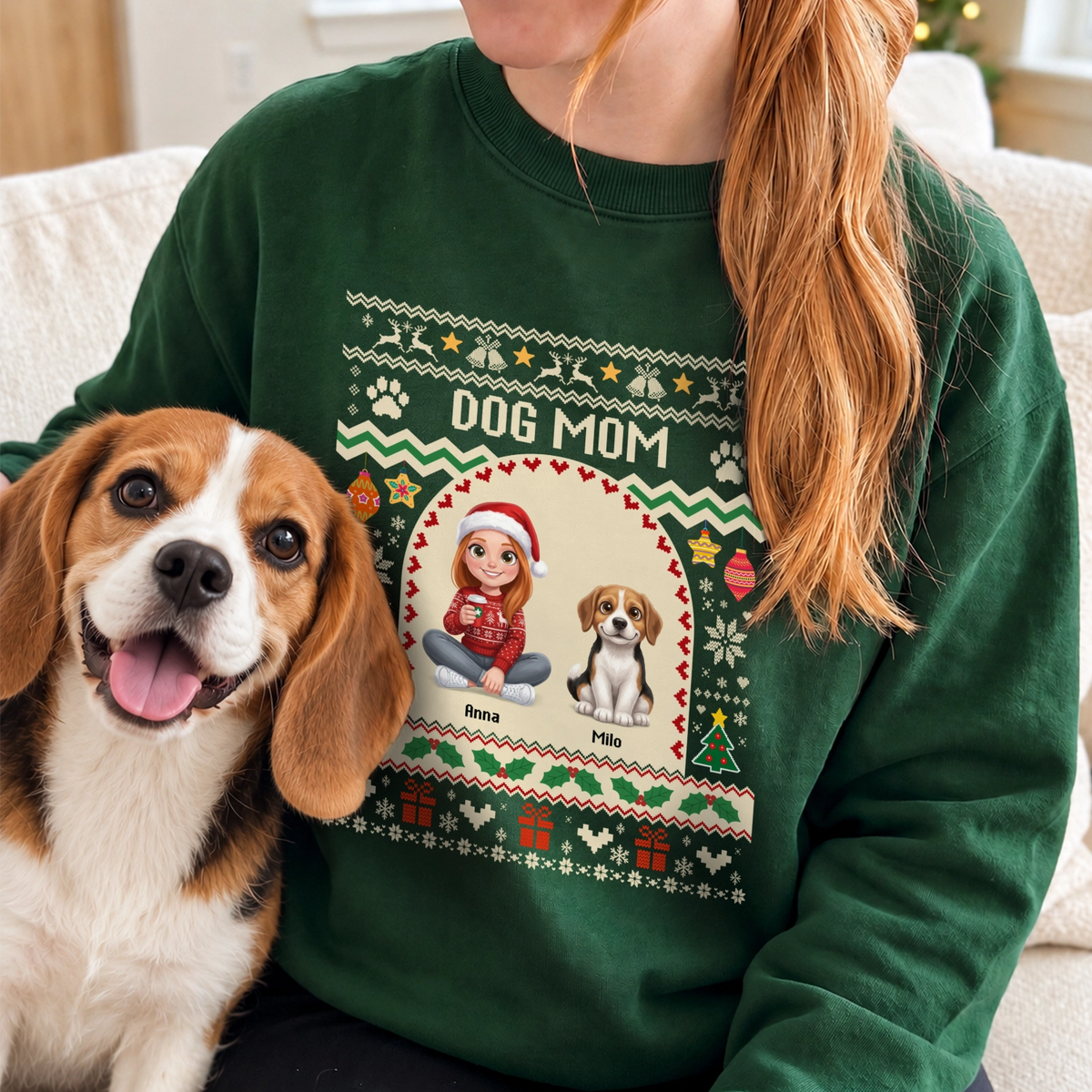 Dunkelgrüner Weihnachtspullover mit Schriftzug Dog Mom und Cartoon von Frau und Beagle