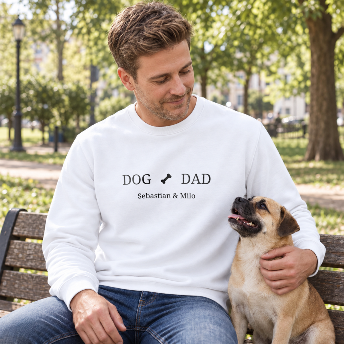 Mann mit Mischlingshund auf der Bank im weißen Dog-Dad-Sweater mit Namen