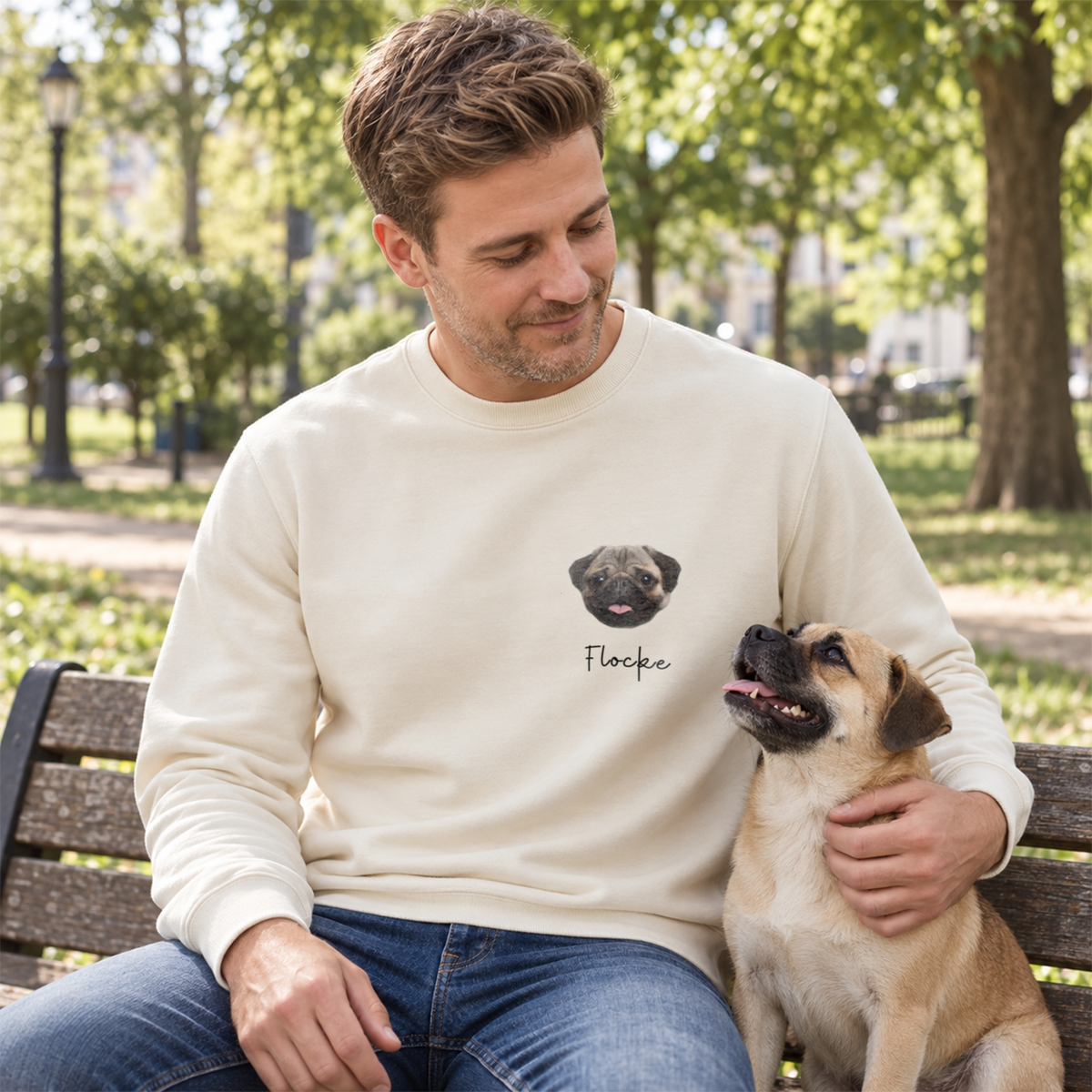 Mann mit Mops auf der Bank, beiger Haustier-Foto-Sweater mit Mopsporträt und Namen