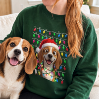 Dunkelgrüner Weihnachtspullover mit Cartoon eines Beagles neben dem Hund
