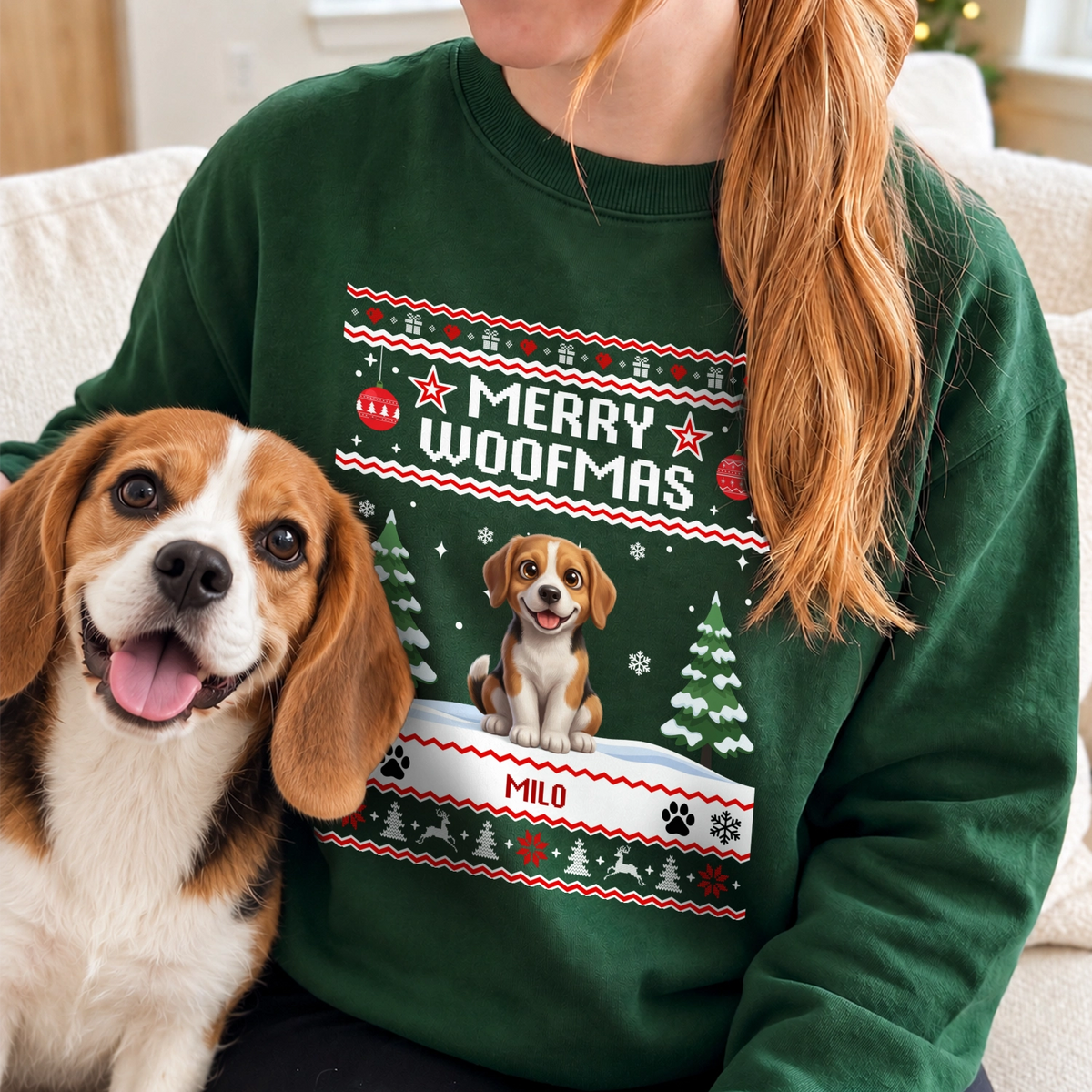 Dunkelgrüner Merry-Woofmas-Pullover mit Cartoon eines Beagles neben dem Hund