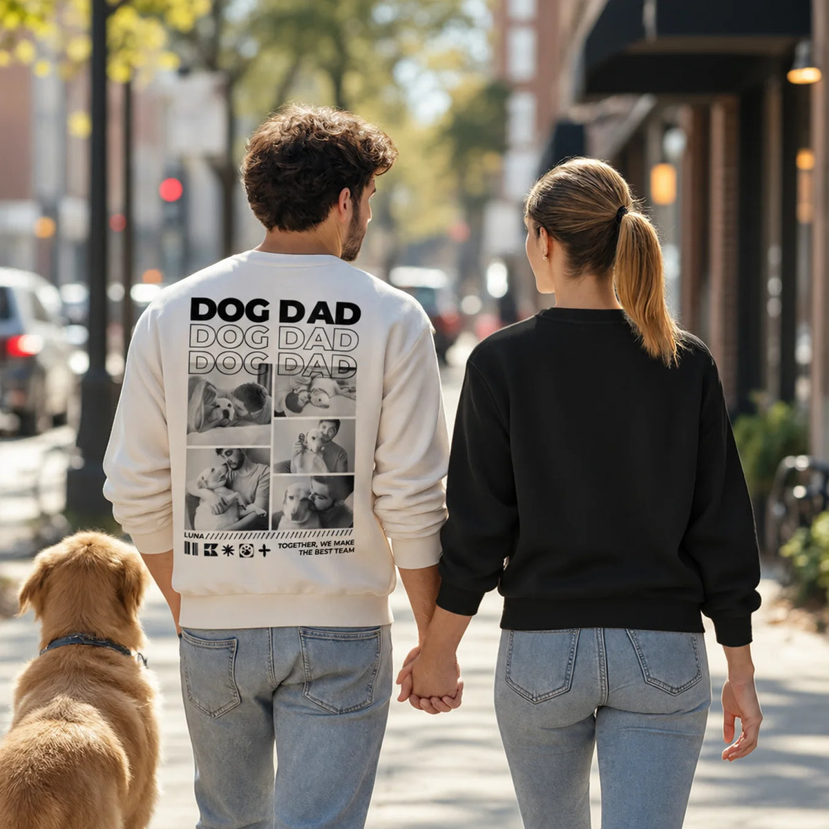Paar geht Hand in Hand, er im beigen Dog-Dad-Sweater mit Fotocollage, Hund daneben
