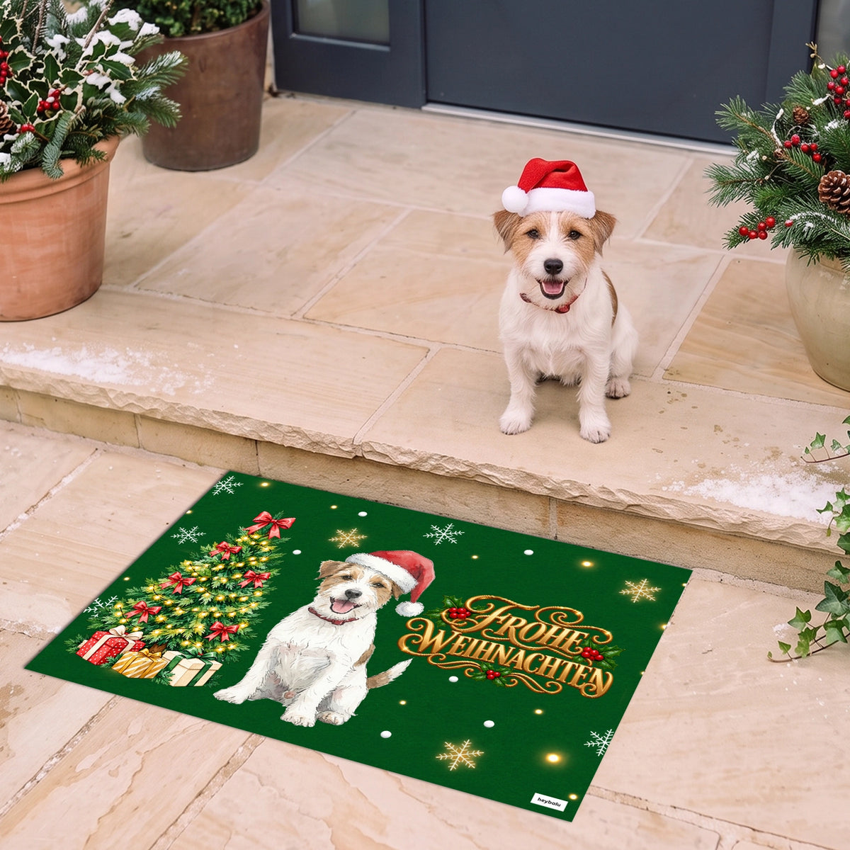 Jack Russell Terrier sitzt vor der grünen Weihnachts-Fußmatte mit seinem Porträt