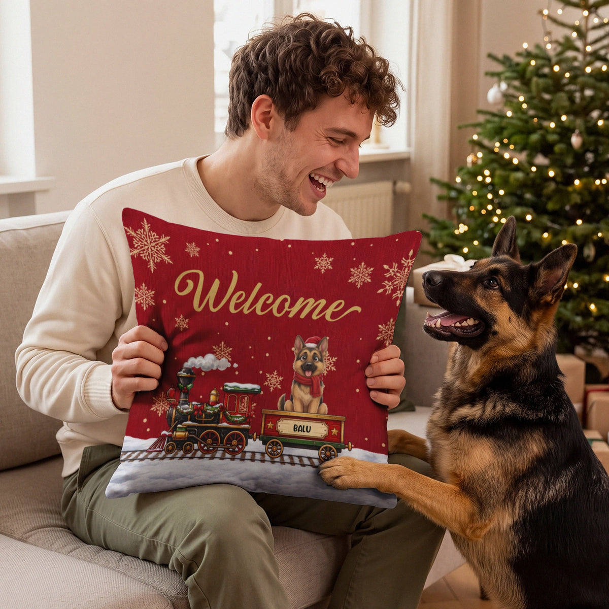 Mann hält rotes Weihnachtszug-Kissen mit Schäferhund, Hund legt Pfote darauf