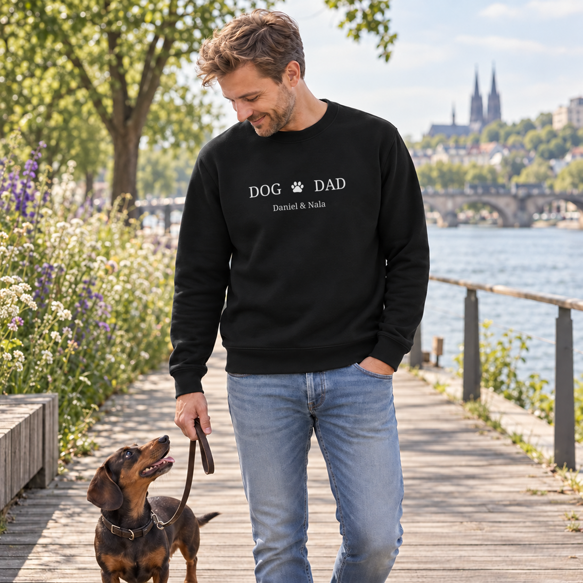 Personalisierter Sweater Dog Dad „Motiv“ als Geschenk für Hundepapas: Schriftzug DOG DAD mit Pfote und Namen – hey balu