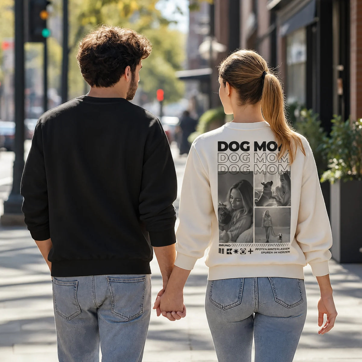 Paar geht Hand in Hand, sie im beigen Dog-Mom-Sweater mit Fotocollage