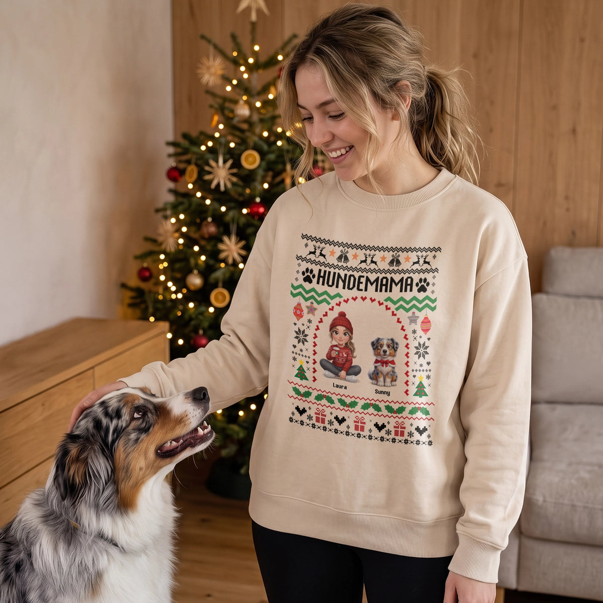 Frau im hellbeigen Sweater mit Schriftzug Hundemama und Cartoon ihres Australian Shepherd