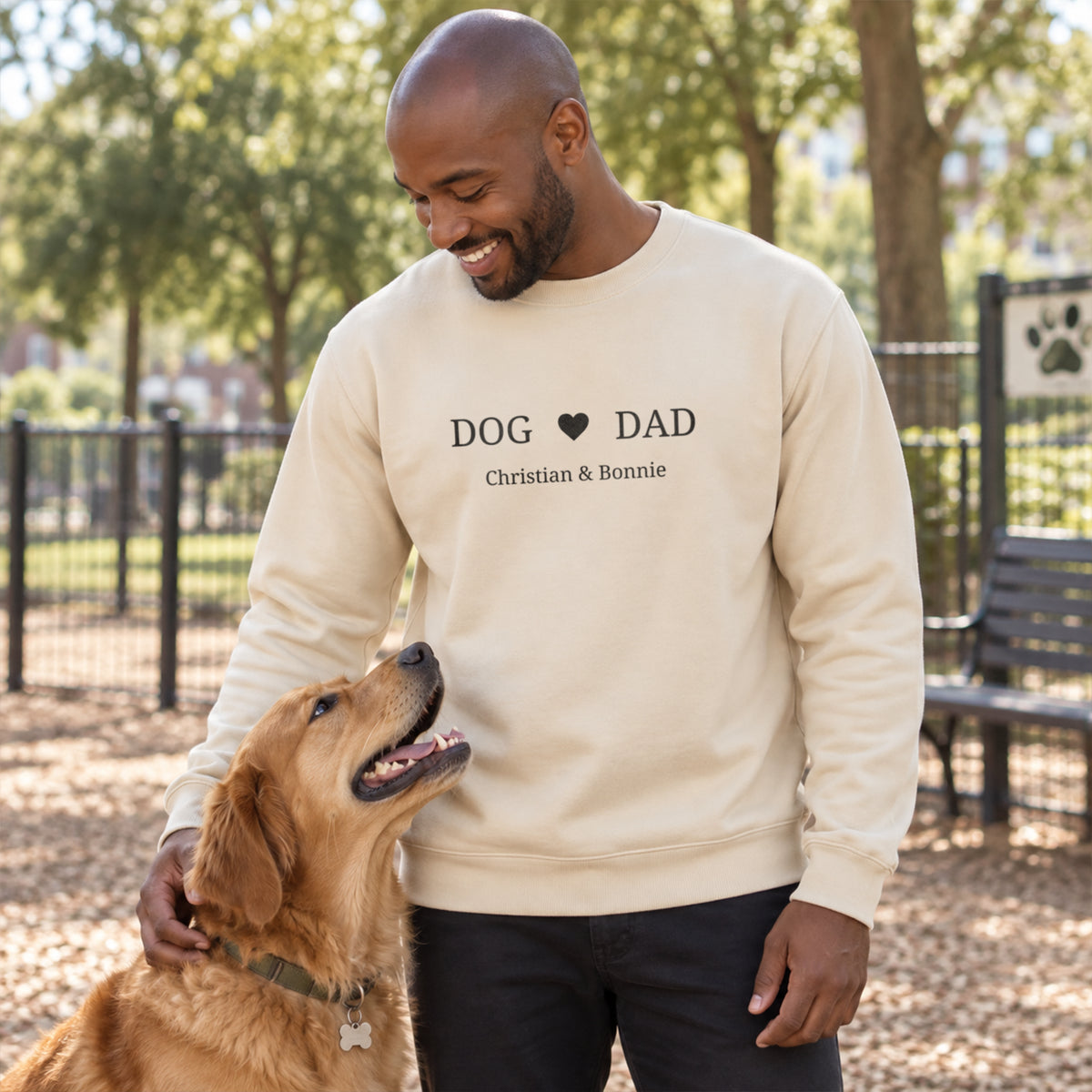Mann mit Golden Retriever im beigen Dog-Dad-Sweater mit Herz und Namen