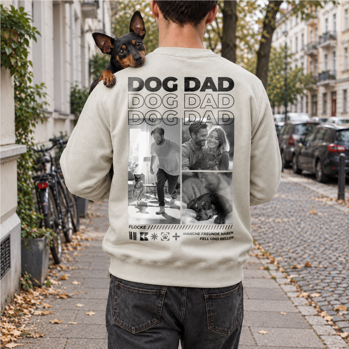 Mann im beigen Dog-Dad-Sweater mit Fotocollage und Namen, Zwergpinscher auf der Schulter